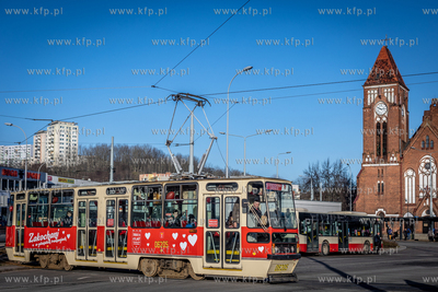 Walentynkowy tramwaj Konstal 105N z historycznej floty...