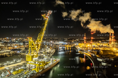 Dźwigowiec "Les Aliz s" w Stoczni Remontowa z uniesionym...