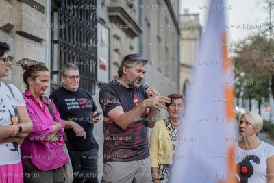 Manifestacja pod hasłem "Bo nie sprzedaje się praworządności"...