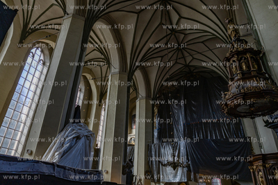 Demontaż rusztowań potrzymujących spękane sklepienie...