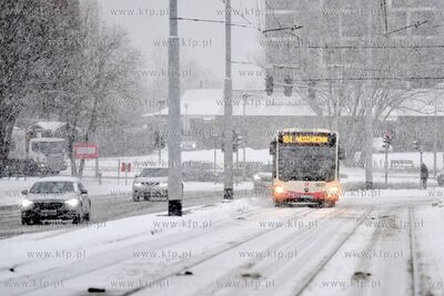 Zima w Gdańsku. Przystanek autobusowo - tramwajowy...