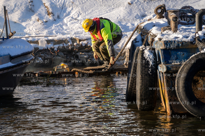 Remont Długiego Pobrzeża w Gdańsku. Nz. nurek 05.01.2024...