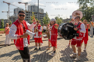 Gdańsk. Plac Solidarności. Symboliczne otwarcie bramy...