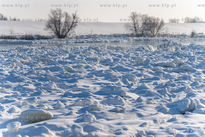 Zima. Wisła w okolicy mostu w Kiezmarku. 18.01.2026...