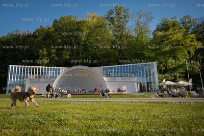 Gdynia. Plac Grunwaldzki. Nz. Wyremontowana muszla....