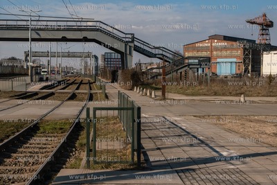 Gdańsk. Kładka przy przystanku SKM Gdańsk Stocznia....