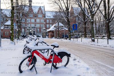 Gdańsk. ul. G. Narutowicza. Zaśnieżone rowery Mevo....
