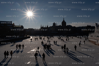 Tłumy spacerowiczów na zamarzniętej Motławie w...