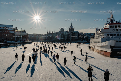 Tłumy spacerowiczów na zamarzniętej Motławie w...