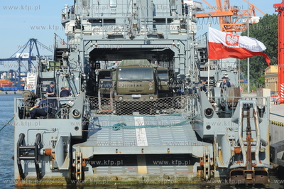 Port wojenny Gdynia Oksywie. 32 zolnierzy i 13 pojazdow...