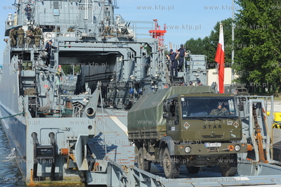 Port wojenny Gdynia Oksywie. 32 zolnierzy i 13 pojazdow...