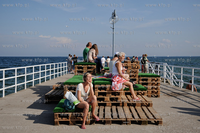 Gdynia. Tlumy turystow i mieszkancow gdyni podczas...