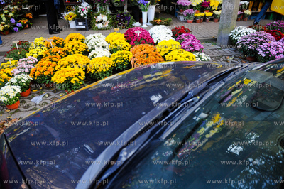 Gdansk. Cmentarz Srebrzysko. Stragany ze zniczami i...