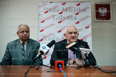 Gdynia. Biuro poselskie Leszka Millera. Wspolna konferencja...