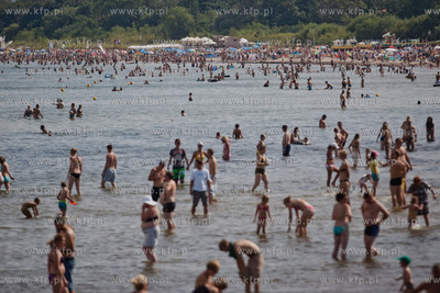 Sopot. Tlum plazowiczow wypoczywajacych w upalna i...