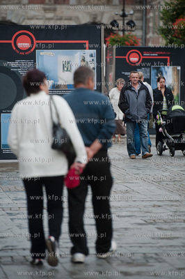 Gdansk. Dlugi Targ. Otwarcie wystawy pt REACT FOR WORLD...