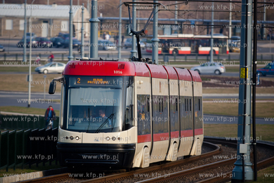 Gdansk. Tramwaj ZKM na Al. Vaclava Havla.
18.04.2013
fot....