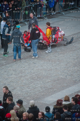 Gdansk. Skoki na quadzie i skutrze snieznym nad fontanna...