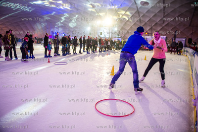 Lodowisko Miejskie w Gdansku. Walentynki w stylu Retro,...