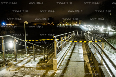 Gdańsk. Wysoki poziom wód Motławy, który jest efektem...