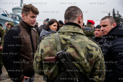 Gdynia. Nabrzeże Pomorskie. Uroczysta przysięga wojskowa...