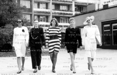 Modelki na skwerze przed restauracja Cristal na al....