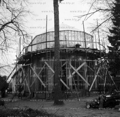 Prace konserwatorskie wokol przeszklonego dachu Palmiarni...