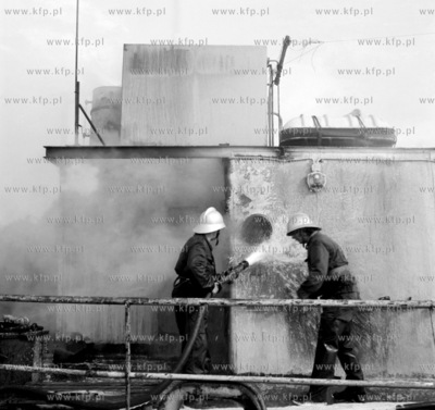 Grozny pozar silowni masowca m/v Norvest 12km od Portu...