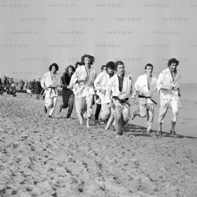 Po plazy w Gdansku Brzeznie biegna sportowcy.
03.03.1976
1marzec76_z.kosycarz_p1
Fot....