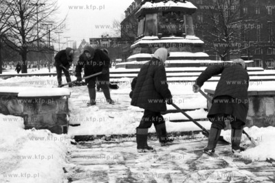 Odśnieżanie terenu wokół pomnika Jana III Sobieskiego...
