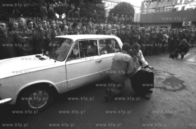 Strajk w Stoczni Gdanskiej im Lenina. Nz. ksiadz Zieba...