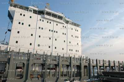 Stocznia Gdynia SA w Gdyni. Kontenerowiec Charlotte...