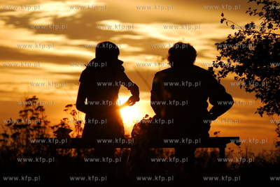 ul. Wodnika, Gdansk Osowa. Ludzie na przystanku autobusowym...