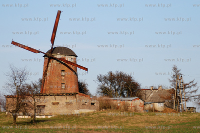 Zdrzewno, miejscowosc w gminie Wicko. Zabytkowy wiatrak...