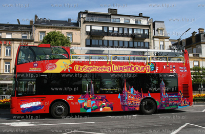 Luksemburg Nz. Autobus wycieczkowy jezdzacy po ulicach...