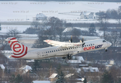 Gdansk, Rebiechowo. Zima na lotnisku. Nz. ATR ATR-72-202...