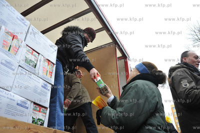 Szczecin. Hodowcy bydla przed jednym ze szczecinskich...