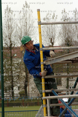 Ustka, robotnicy z Chin buduja w ramach rzadowego projektu...