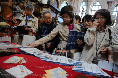 Gdansk Dwor Artusa. Grupa Japonczykow zrzeszonych w...