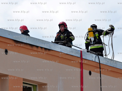 Gdynia - Obluze. Pozar dachu jednego z blokow na ul....
