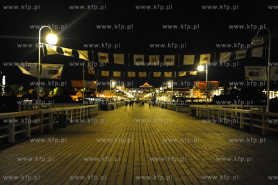 Sopot. Turysci spacerujacy wieczorem po sopockim molo....