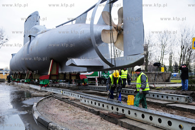 Gdynia Oksywie. Przetransportowanie okretu podwodnego...