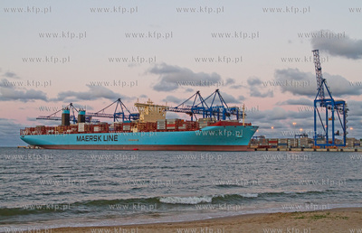 Gdansk, terminal kontenerowy DCT, a w nim zaladunek...