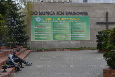 Gdynia. Sobota - wczesne godziny popoludniowe na placu...