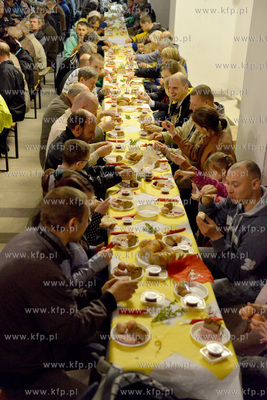 Sniadanie Wielkanocne w dolnym kosciele OO. Franciszkanow...