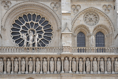Paryż Wyspa Cite z Placem Św Jana Pawla II.  Katedra...