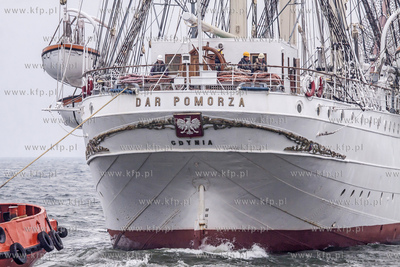 Dar Pomorza wypływa z nabrzeża nieopodal Skweru Kościuszki...