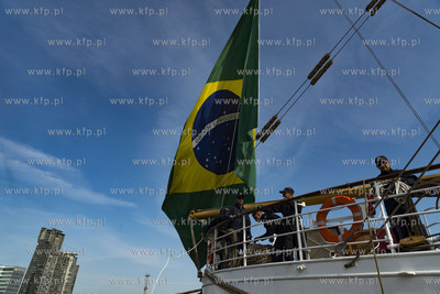 Brazylijska fregata Cisne Branco wpływa do Nabrzeża...