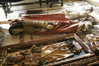 Uratowane zabytki ze spalonego kosciola sw. Katarzyny...