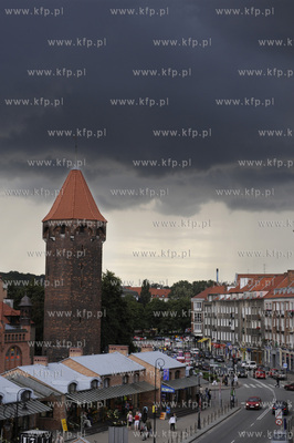 Czarne chmury nad Gdanskiem. Po lewej Baszta Jacek....